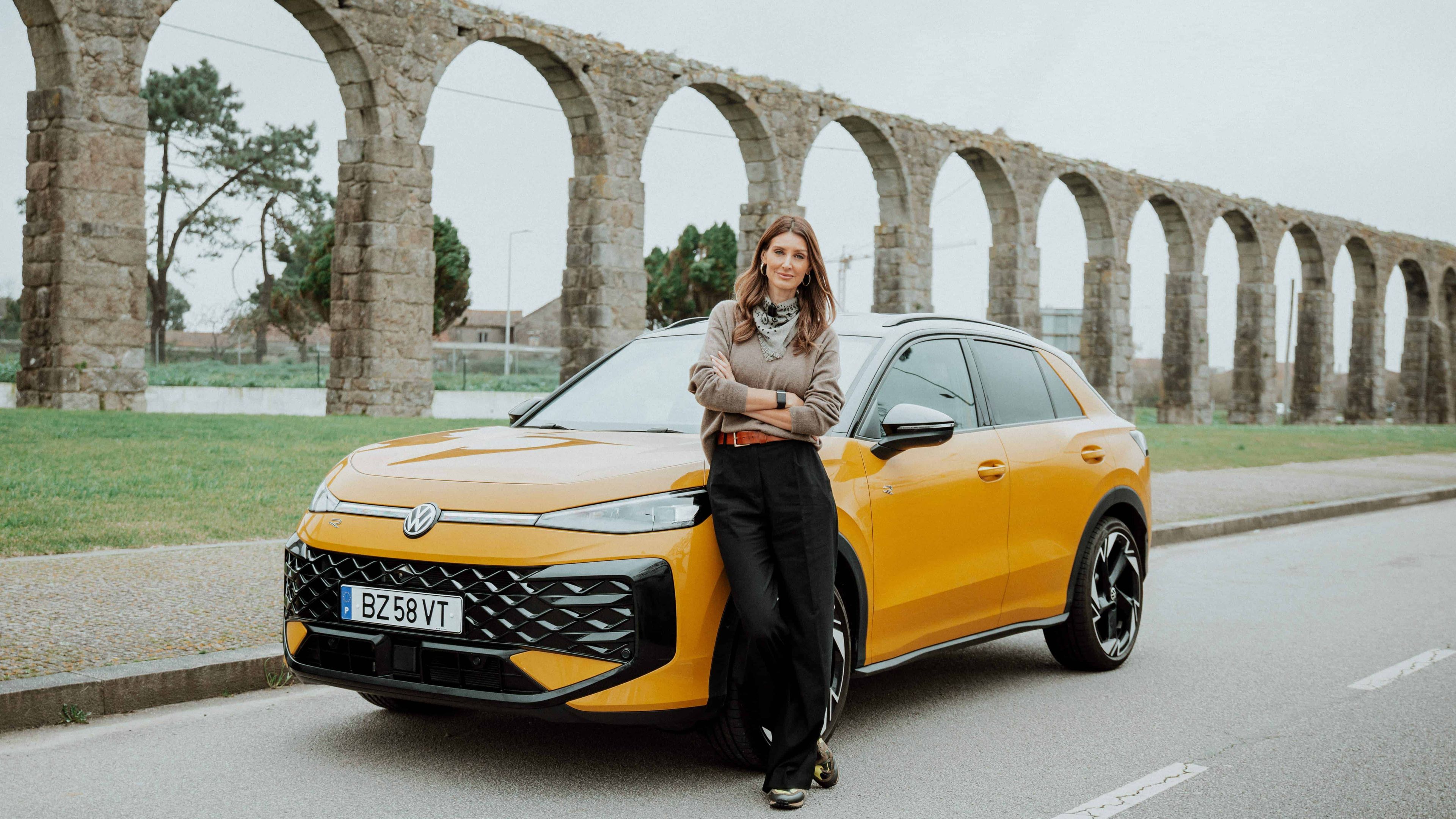 Série De Portugal para o Mundo. Diana Pereira ao lado do Novo T-Roc.